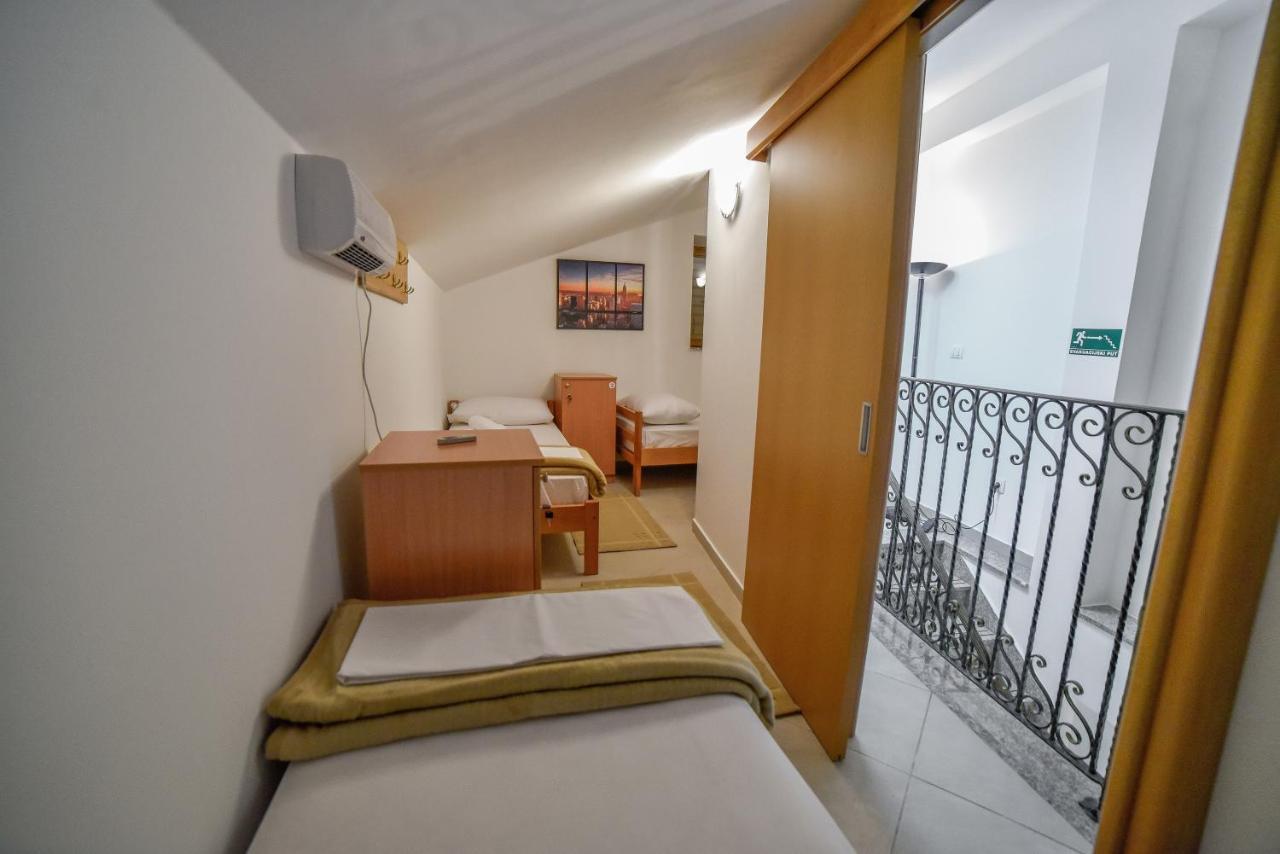 Hostel Sinj Esterno foto