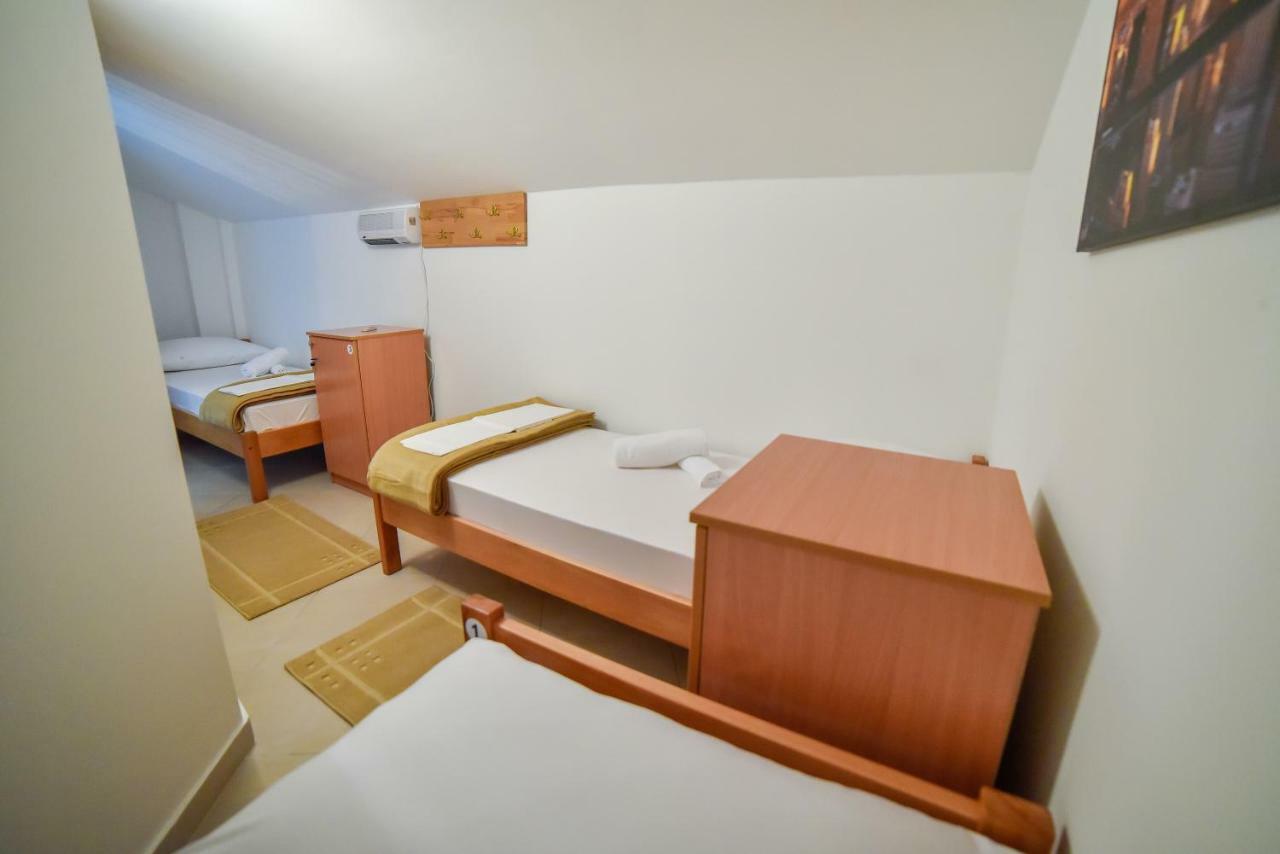 Hostel Sinj Esterno foto